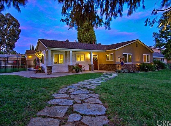 Inviting "Farmhouse Chic" Single Story Awaits!