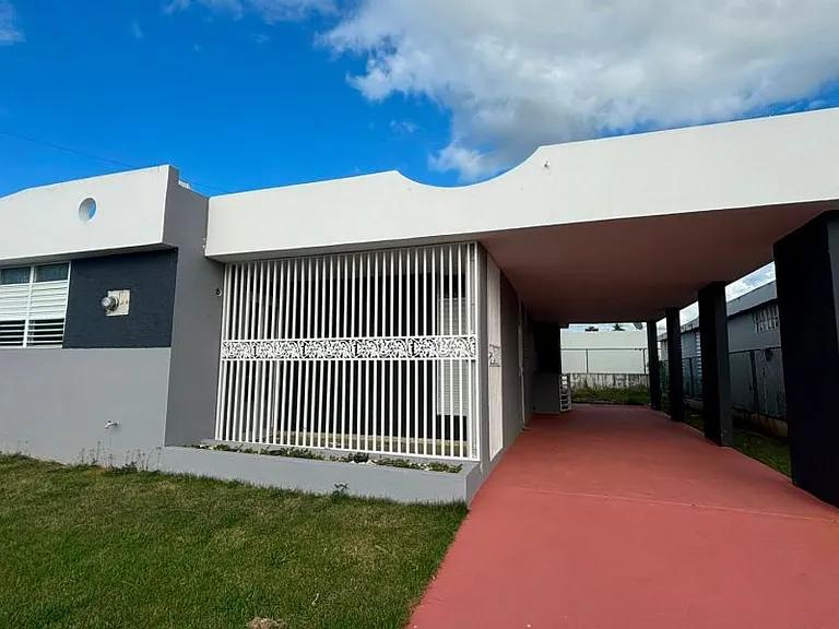 URB PASEOS REALES CASA D-9 CALLE MONARCA — Photo 2
