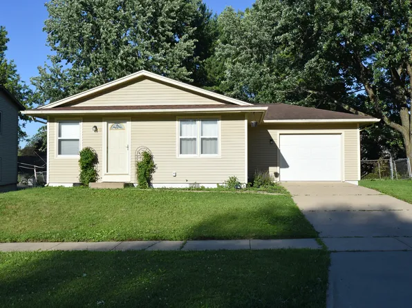 30 Bayberry Ln, North Liberty, IA 52317