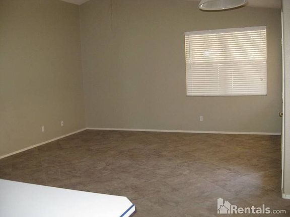 Large Family Room with new Til