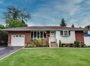 20 Valmont Ln, Commack, NY 11725