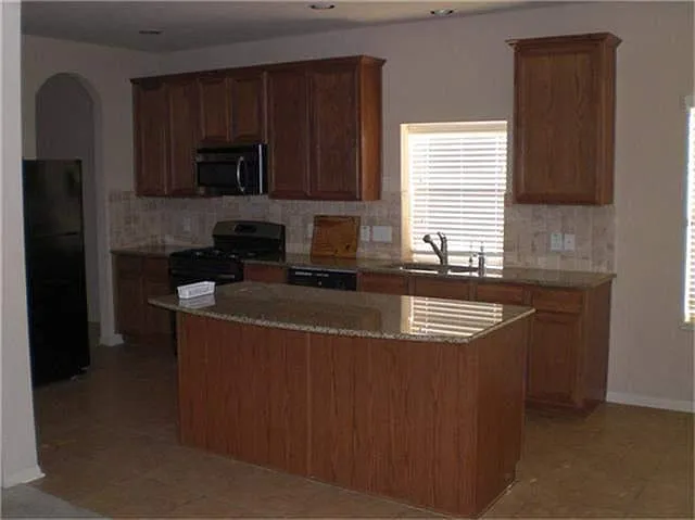 4 bed, 2.5 bath, 2376 sqft, $2,295 — Photo 3