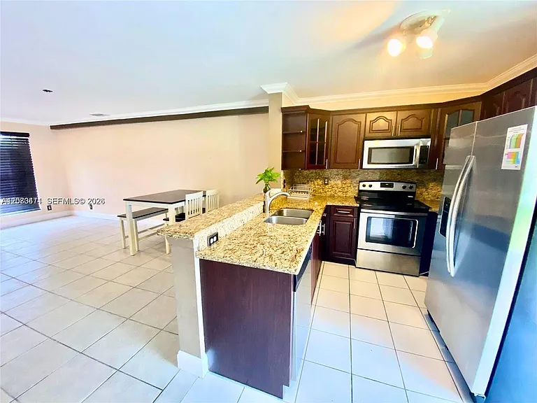 2864 Cambridge Ln — Photo 2