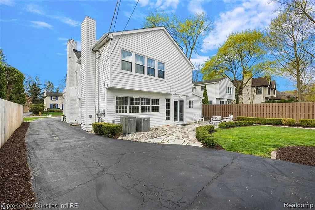 4 bed, 2.5 bath, 2703 sqft, $6,850 — Photo 4