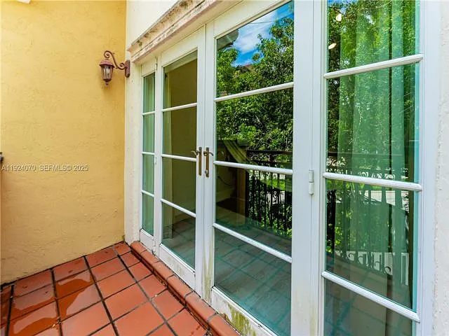 18460 NE 30th Ave — Photo 5
