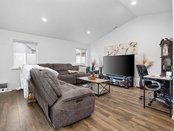 3rd image of 620 Pappys Way