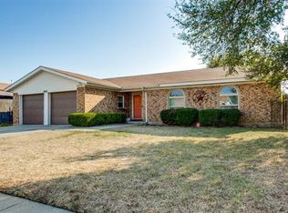 809 Ridgecrest Dr, Saginaw, TX 76179