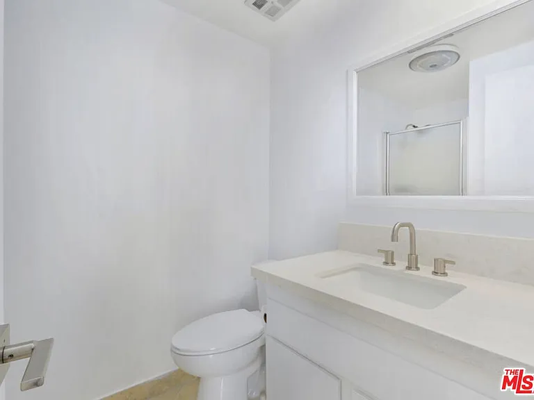 622 S Barrington Ave #304 — Photo 9