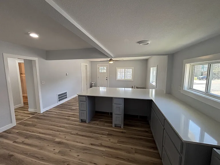 118 E Spring St — Photo 6