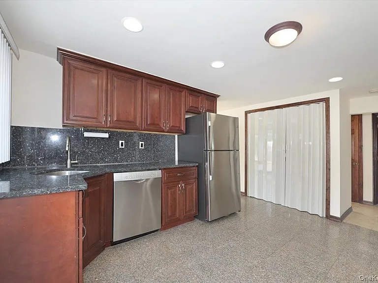 9 Cabot Rd W — Photo 14