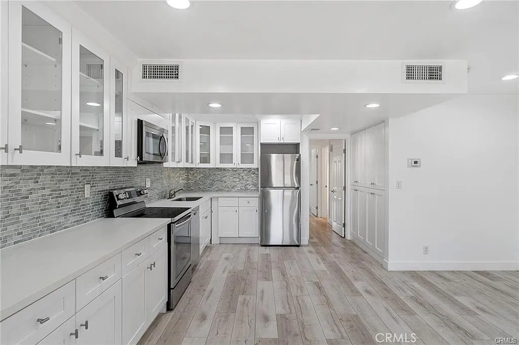 2 bed, 1011 sqft, $3,800 — Photo 1