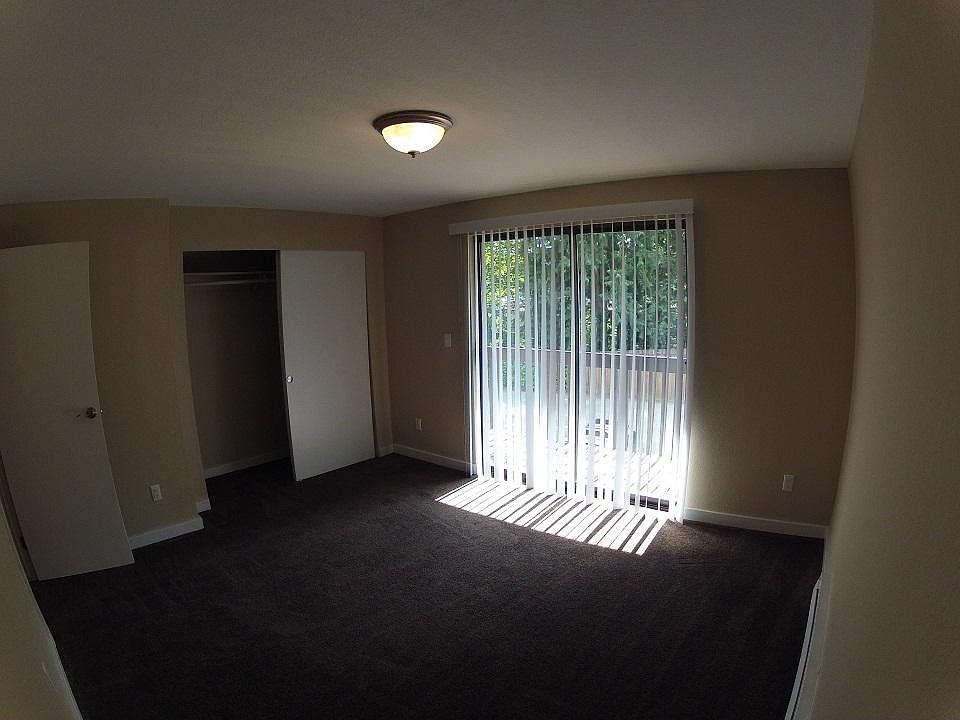 Bedroom with Deckx