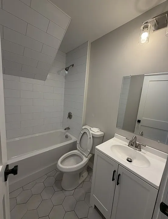5 bed, $5,495 — Photo 4