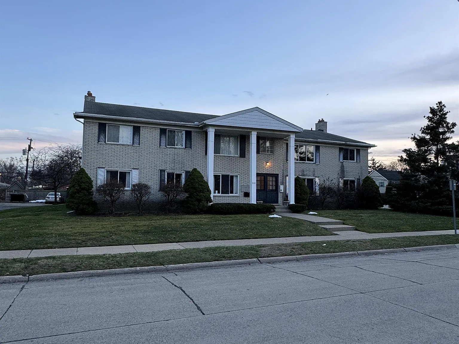 510 Montrose - 8 — Photo 1