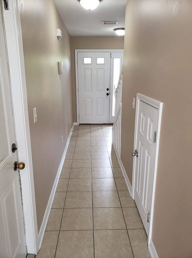 Cute 3 Bedroom, 2.5 Bath Townhome. — Photo 3
