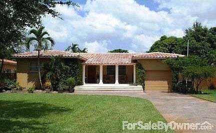 Front of home : View of front of house, from Hunting Lodge Drive.