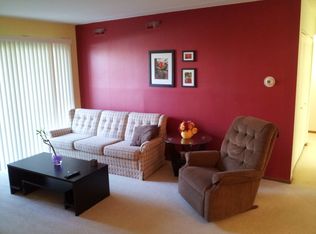13426 W Circle Dr APT 301, Crestwood, IL 60445