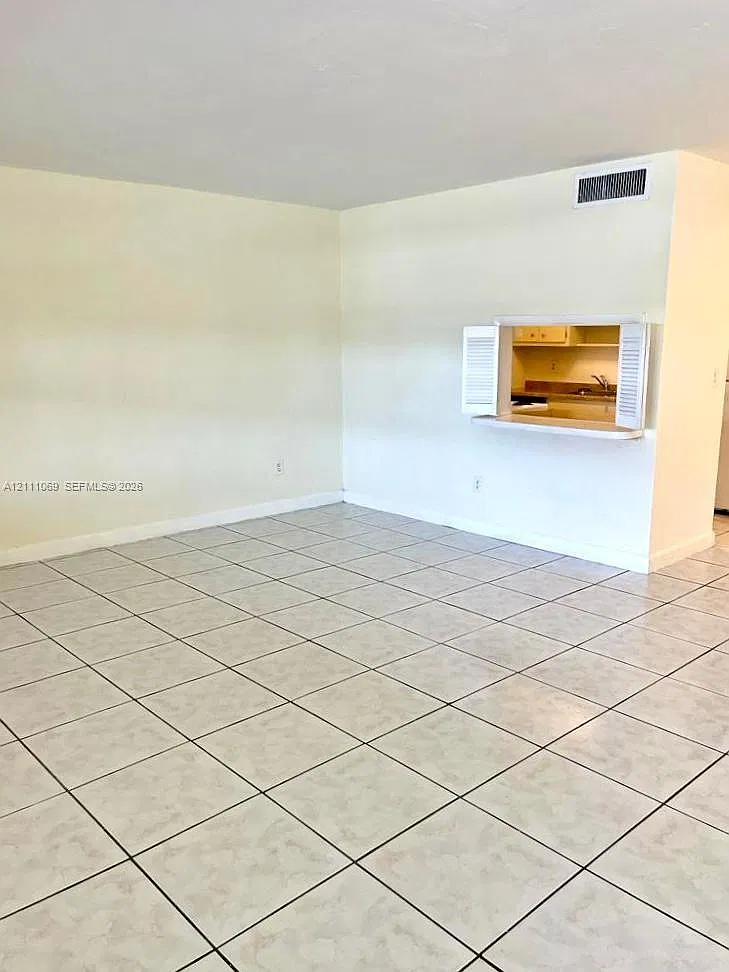 Sutton House Condo — Photo 2