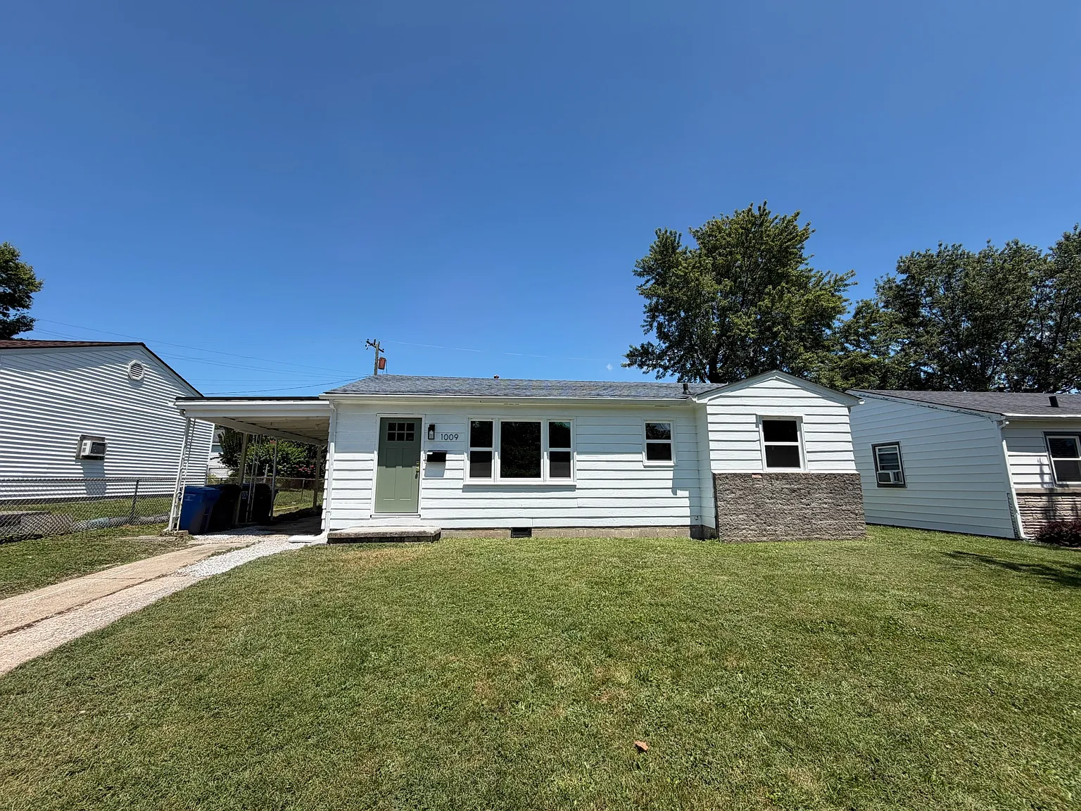 3 bed, 947 sqft, $1,745 — Photo 1