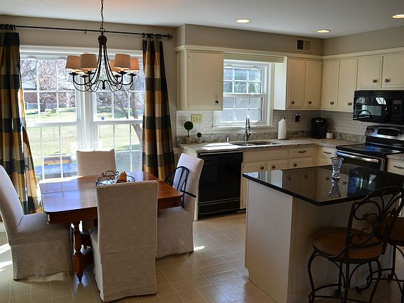 2nd image of 10802 Tattenham Ln