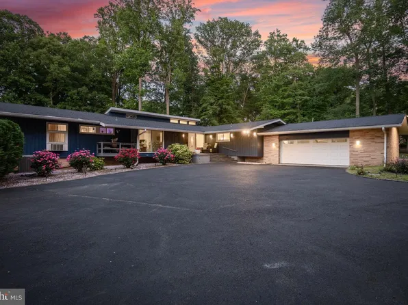8 Bloomer Dr, Burlington, NJ 08016