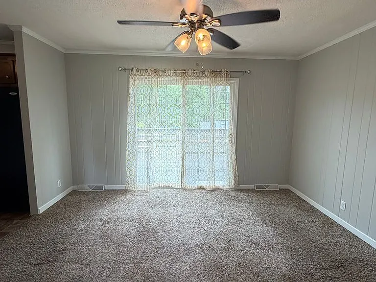 160 E Regent Dr — Photo 3