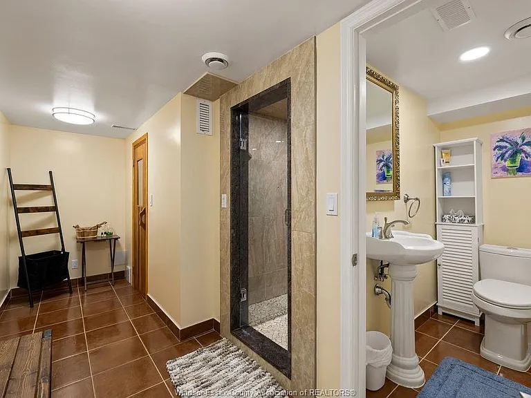 534 Michael Cres — Photo 38