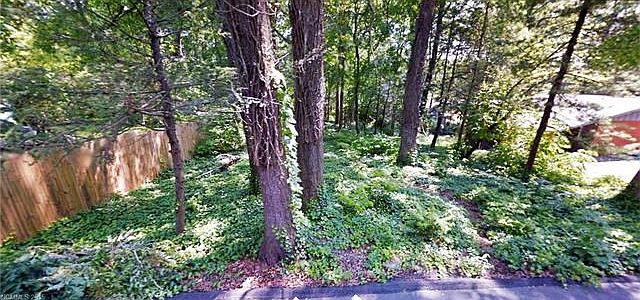 1st image of 4 Hawthorne Ln