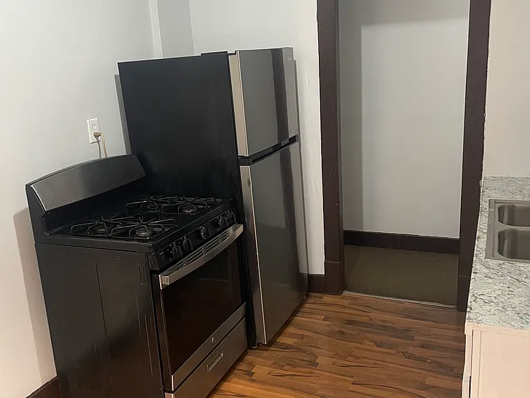 228 W Delavan Ave #LOWER FLOOR — Photo 4