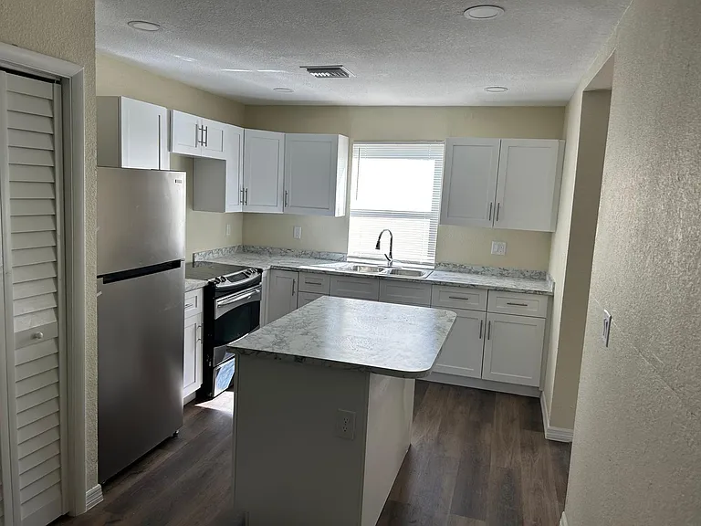 371 Banyan Ave — Photo 3