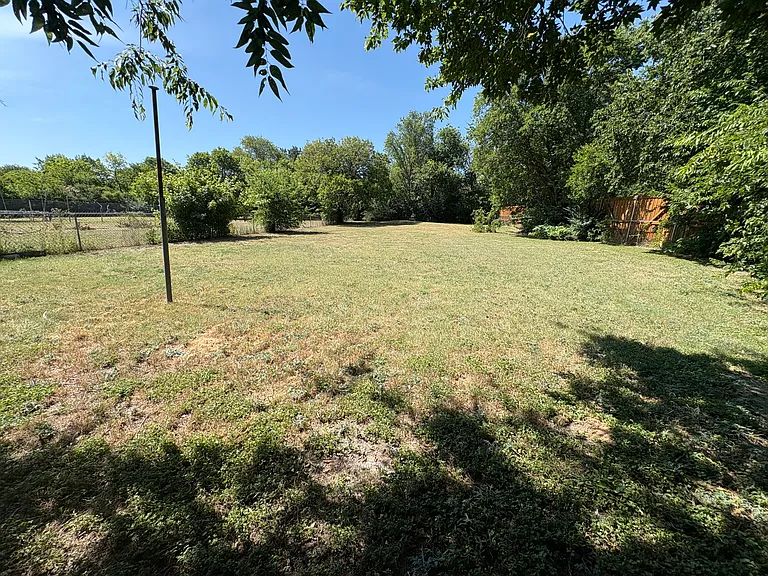 588 Rea Ave — Photo 17