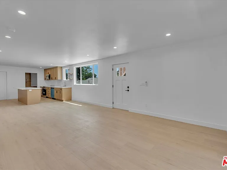 6913 1/2 Encino Ave #UPPER — Photo 9
