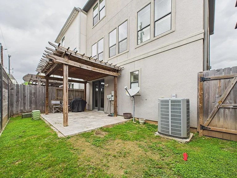 11025 Sherwood Grv — Photo 38
