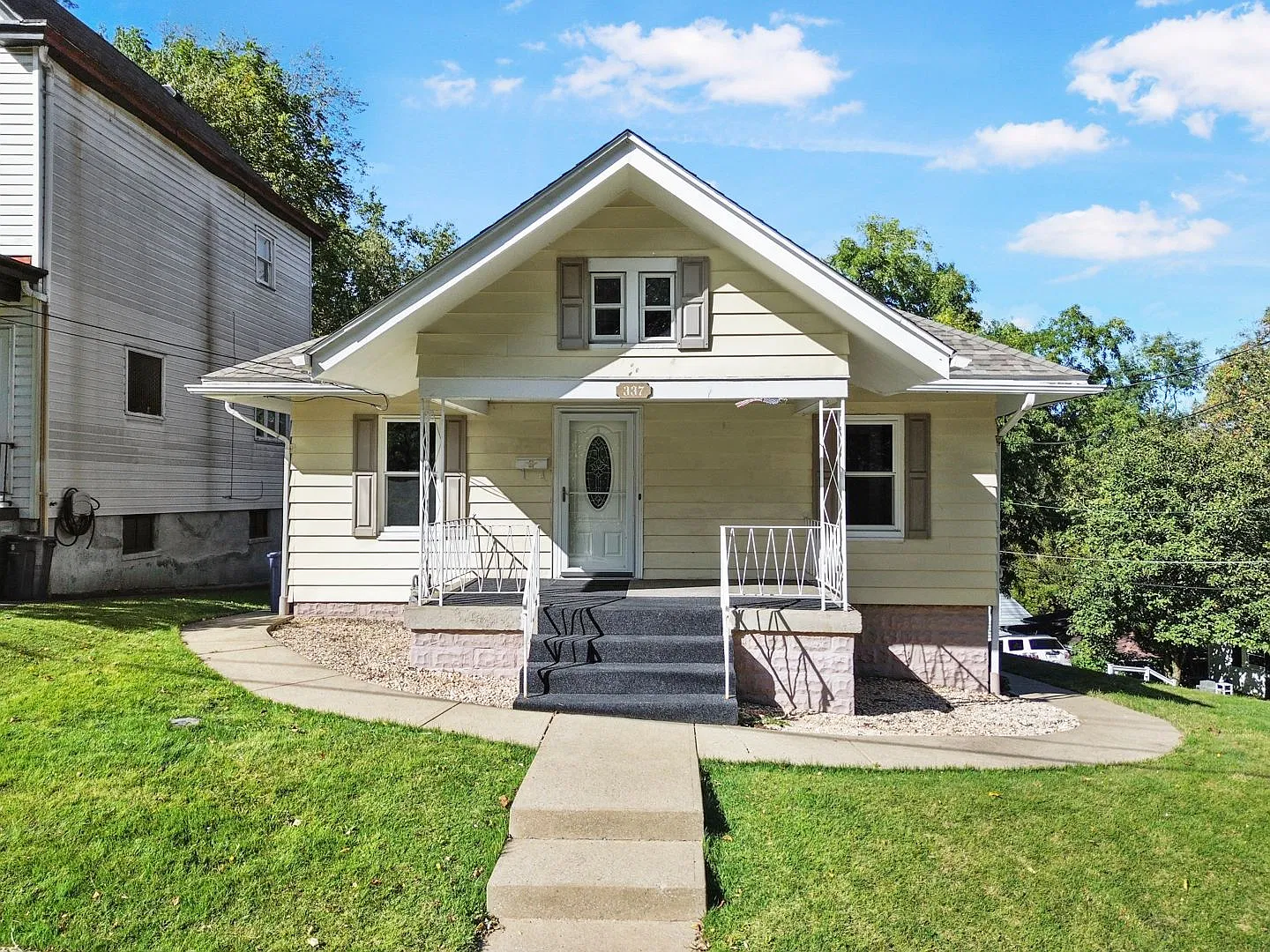 Move in TODAY! Check out this updated 2-bedroom in Carrick! — Photo 1