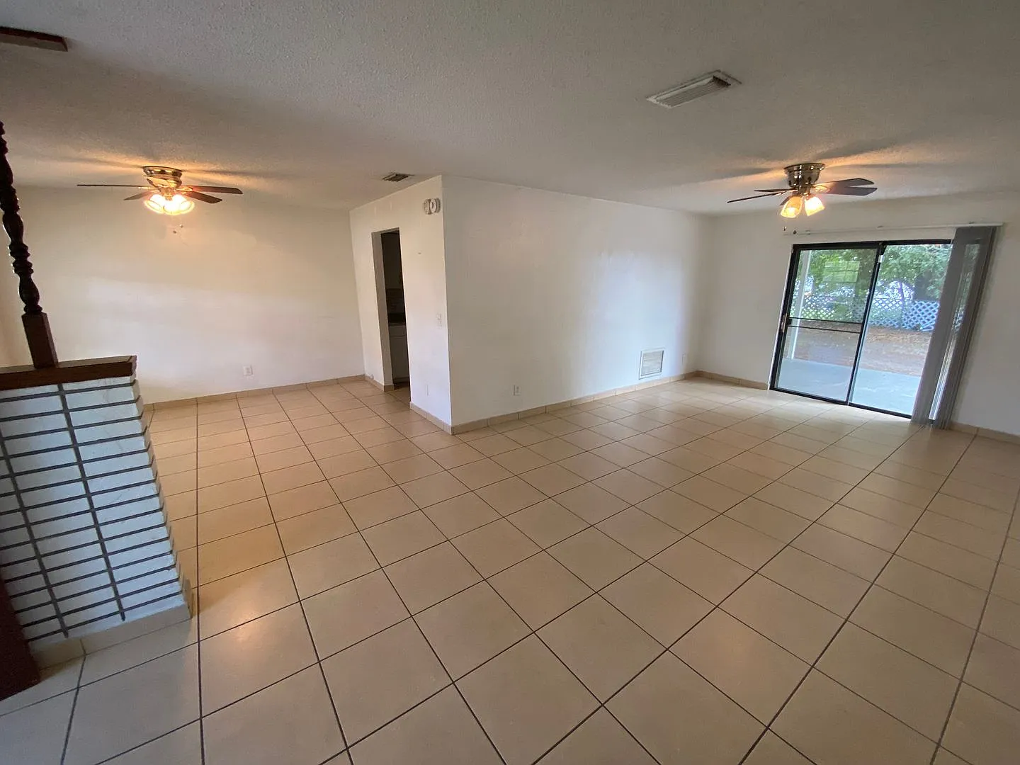 Beautiful, 1/2 of duplex close to I-4 — Photo 3