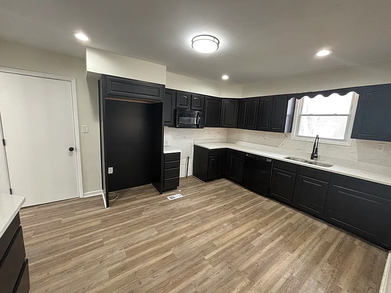 1368 Waite St — Photo 8