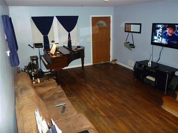 3RD VIEW OF LIVING ROOM