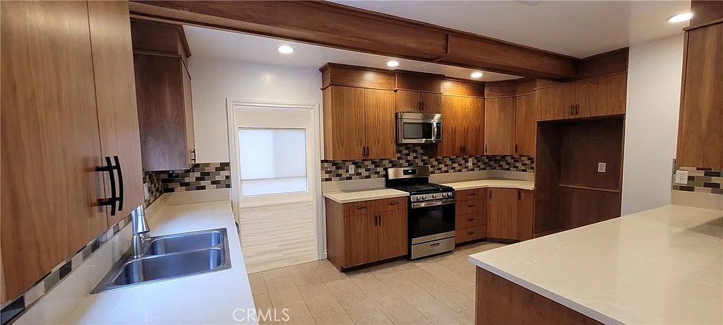 4 bed, 2654 sqft, $6,050 — Photo 4