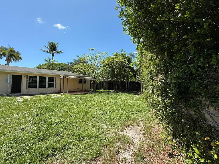 2957 NW 6th Ave — Photo 13