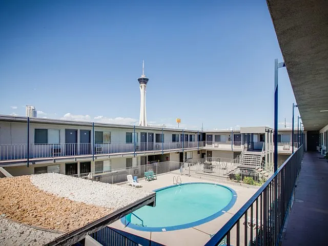 International Apartments — Photo 6