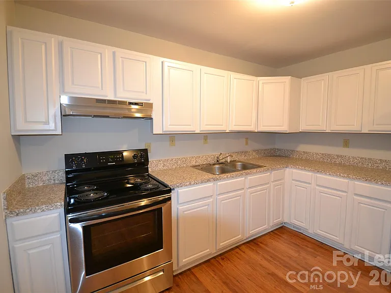 924 Junius St — Photo 17