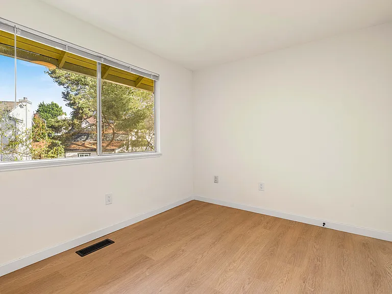 2rd bedroom with big window