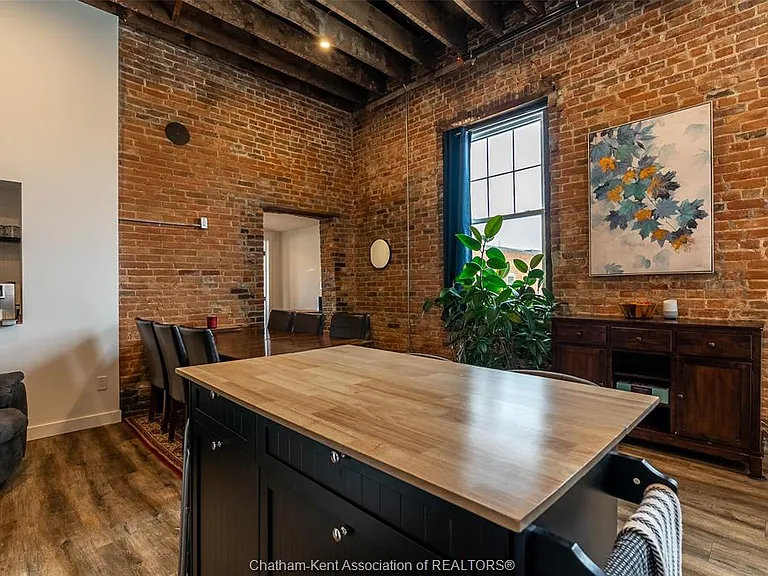 164 King St W #203 — Photo 2