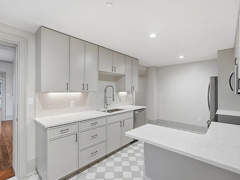 124 E McDonough St — Photo 50