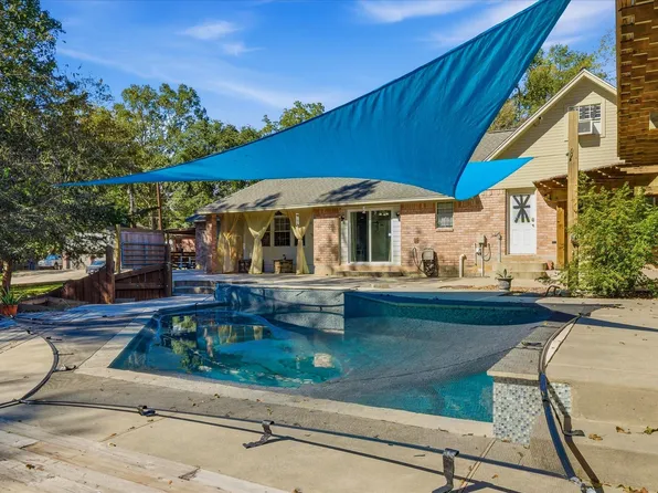 205 Don Q Ln, Baytown, TX 77523