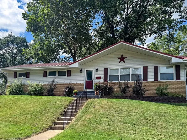 201 Southgate Dr, Dubuque, IA 52003