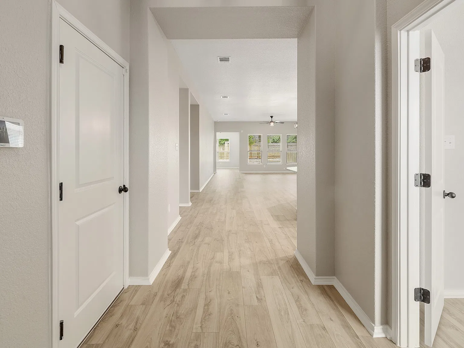 3 bed, 2010 sqft, $2,200 — Photo 3