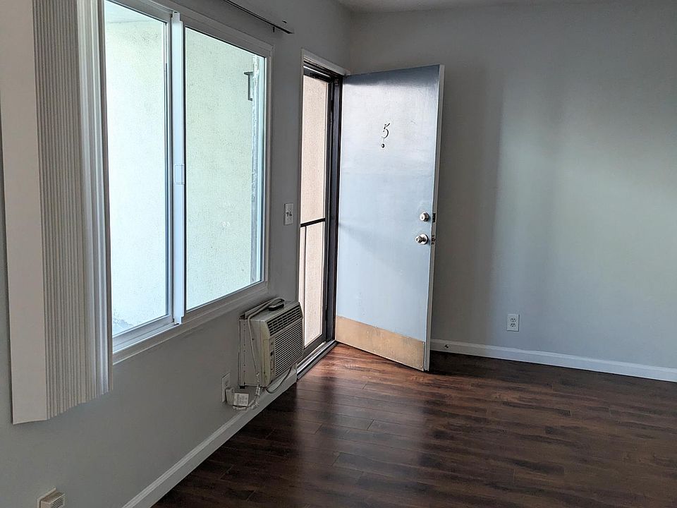 Entrance with wall a/c unit