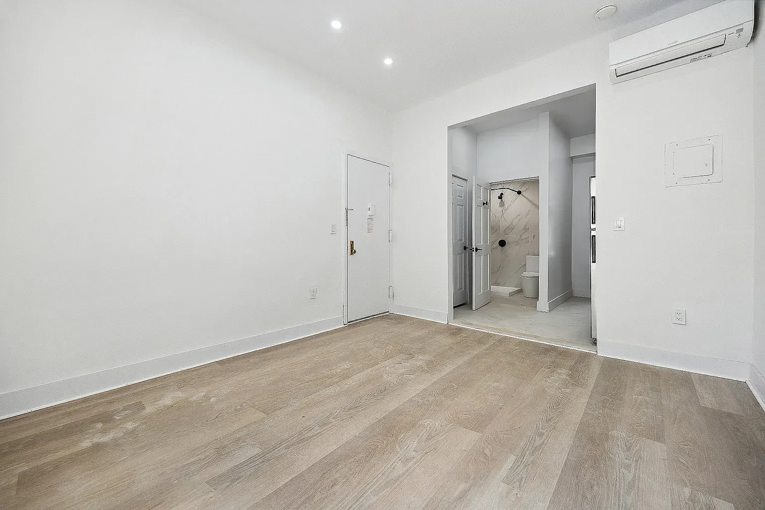 585 Park Place — Photo 3