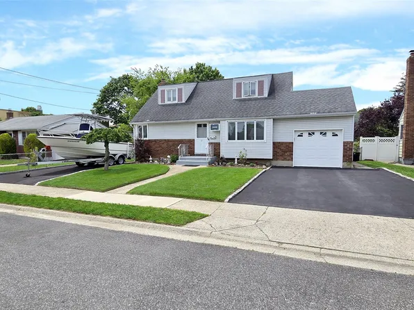 45 Cabota Avenue, Copiague, NY 11726